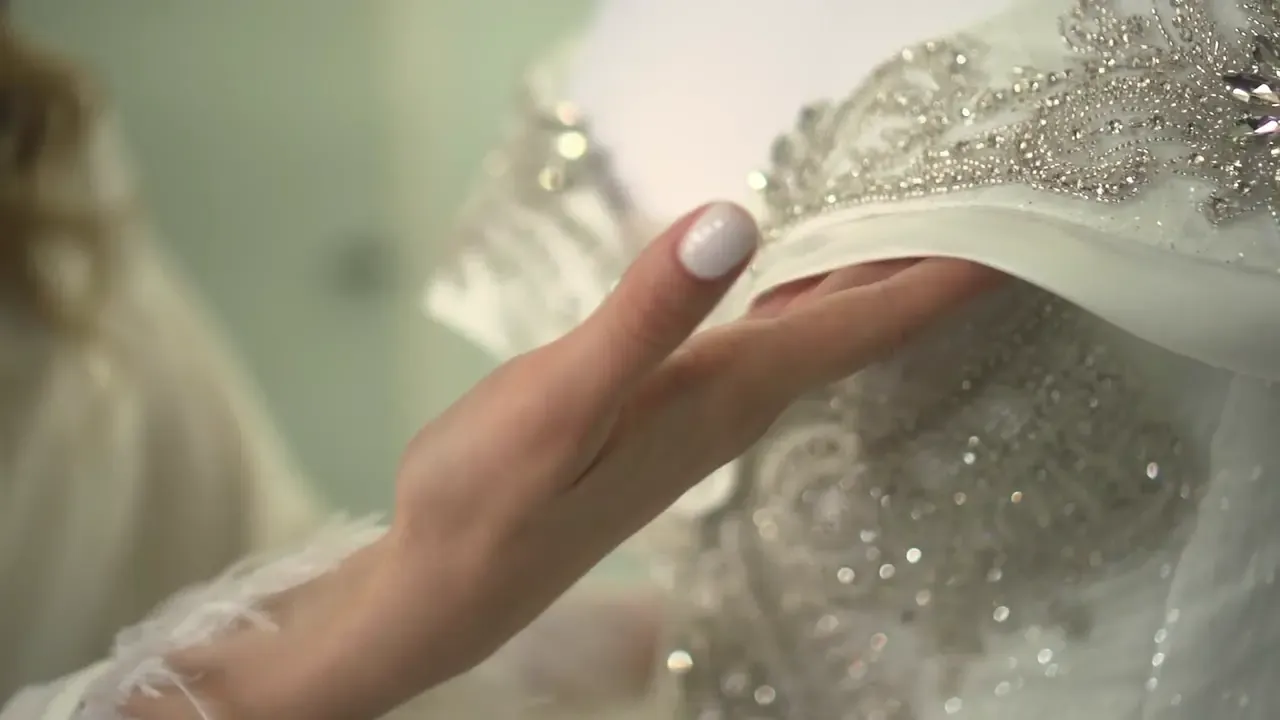 Zeliza Moda Evi atölyesinde taşlı gelinlik üzerinde el işçiliği
